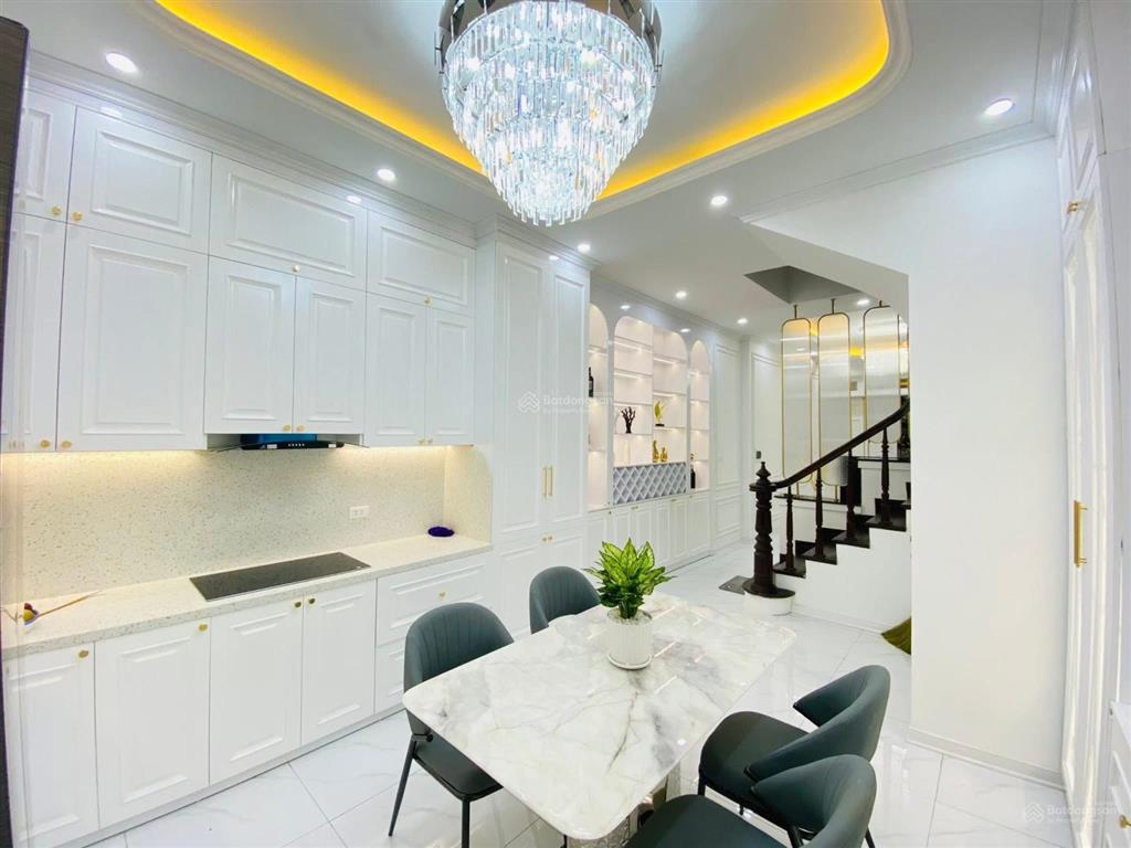 Giảm sốc 1 tỷ. căn nhà hai mặt thoáng 43m 5 tầng mt 4m phố cầu giấy chỉ 9,7 tỷ
