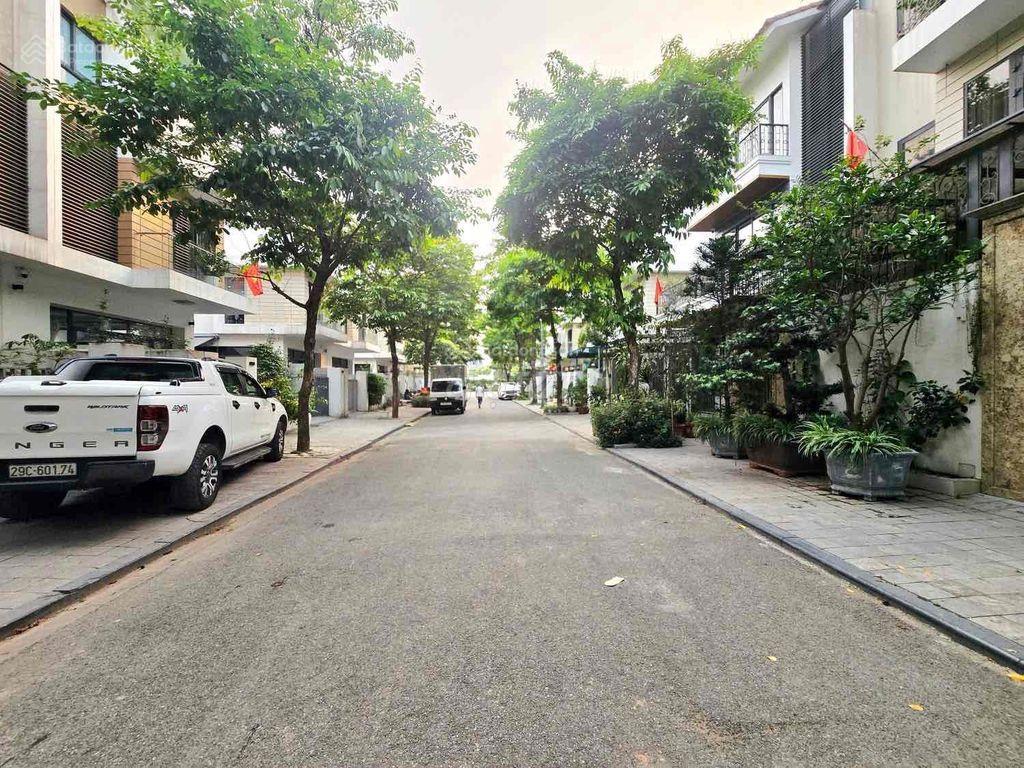 Biệt thự dương nội 200m  4 tầng  mt 10m  sang trọng ở ngay  giá chỉ 28 tỷ