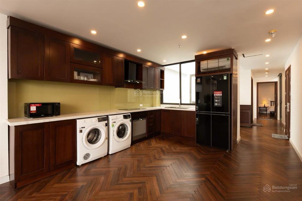 Bán tòa căn hộ mặt phố vũ miên tây hồ, view hồ tây, 150m2, 9 tầng, dòng tiền 9 tỷ/năm, giá 150 tỷ.