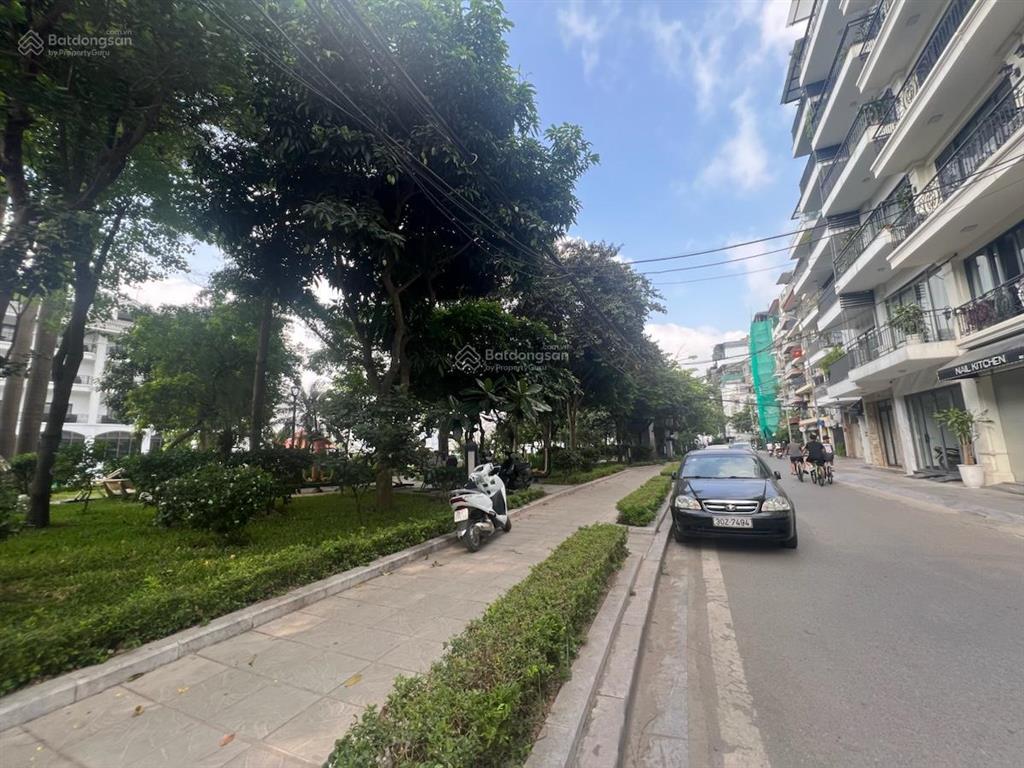 Nhà p. từ hoa tây hồ 65m 9 tầng thang máy gần hồ đang cho khách nước ngoài thuê. 30 tỷ.