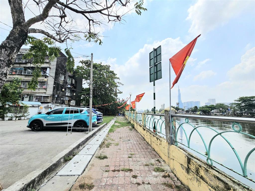 Cơ hội đầu tư, nhà 3m x 18m, đường 8m ô tô đậu đỗ trước nhà