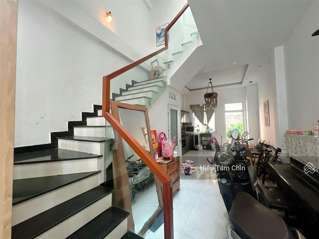 Hẻm 2 làn ô tô, 77m2, 3 tầng + mái đúc, nhà đẹp, vị trí đẹp, khu văn minh