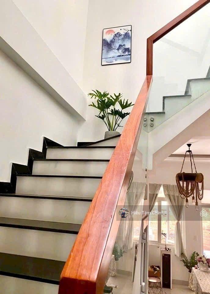 Hẻm 2 làn ô tô, 77m2, 3 tầng + mái đúc, nhà đẹp, vị trí đẹp, khu văn minh