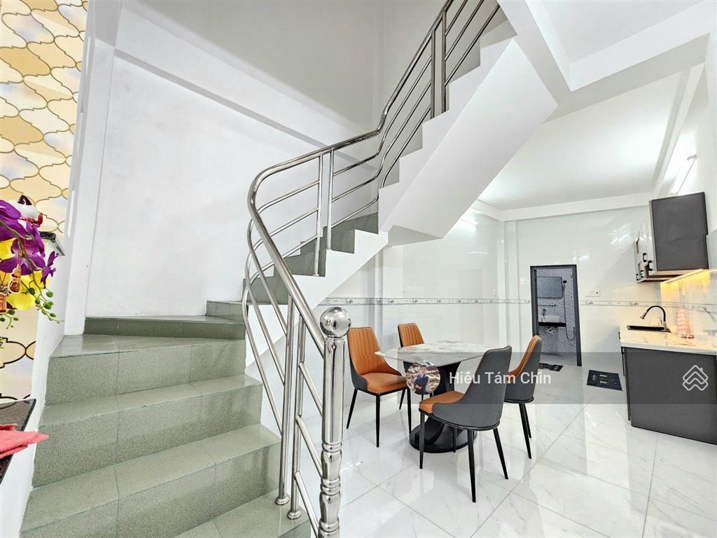 Vị trí đẹp, 3.45m x 15m x 3 tầng, chợ bà chiểu, cách bờ kè 30m