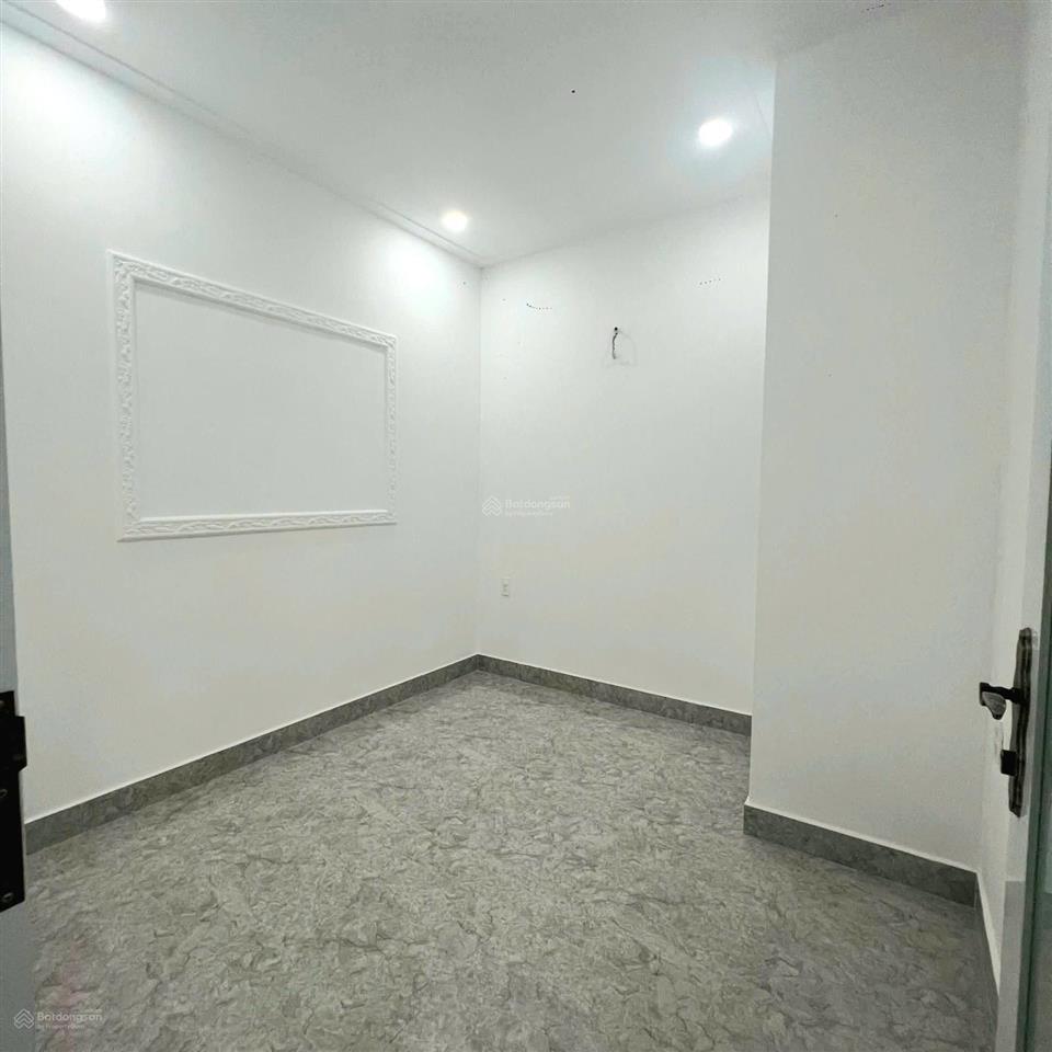 Cực hiếm, ô tô đỗ cửa, 64.6m2, nhà 2 tầng, 4 phòng, cực kỳ an ninh