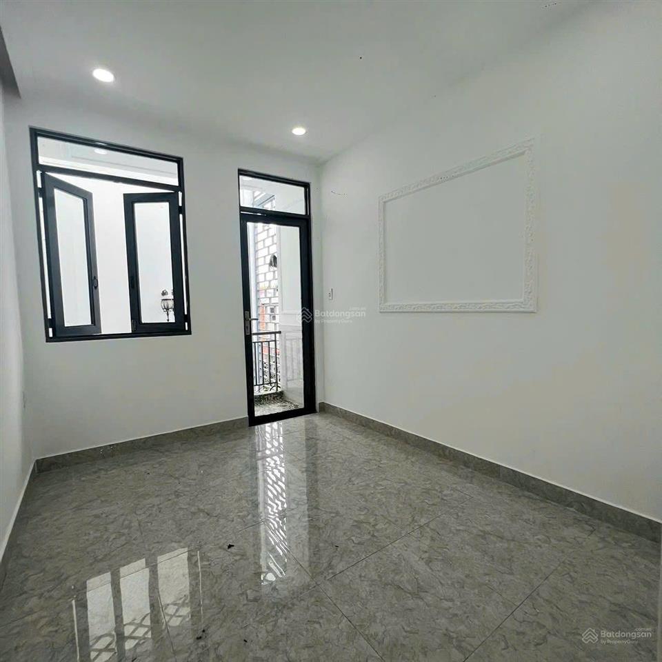 Cực hiếm, ô tô đỗ cửa, 64.6m2, nhà 2 tầng, 4 phòng, cực kỳ an ninh