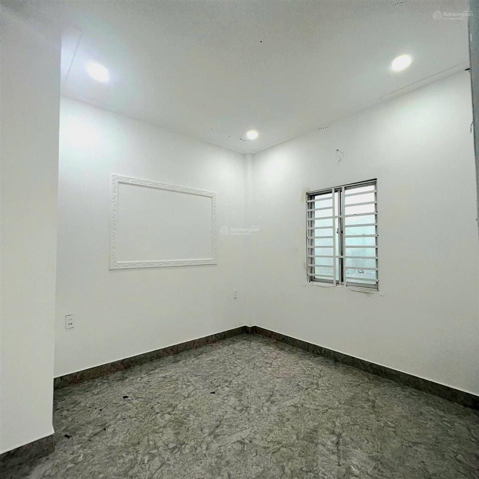 Cực hiếm, ô tô đỗ cửa, 64.6m2, nhà 2 tầng, 4 phòng, cực kỳ an ninh