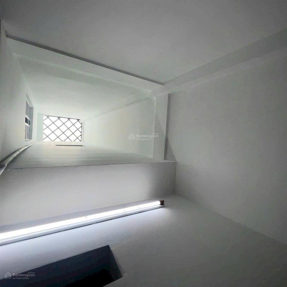 Cực hiếm, ô tô đỗ cửa, 64.6m2, nhà 2 tầng, 4 phòng, cực kỳ an ninh
