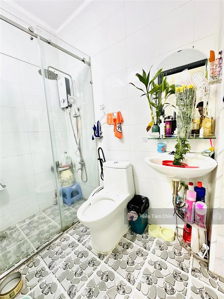 Nhà 4.3m x 8m x 3 tầng, sân thượng, 2 pn 2wc, cách 15m ra mặt đường