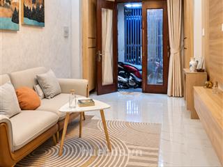 Nhỉnh 3 tỷ, nhà 3 tầng, 40m2, 3pn, có sân thượng, gần lâm văn bền, q7