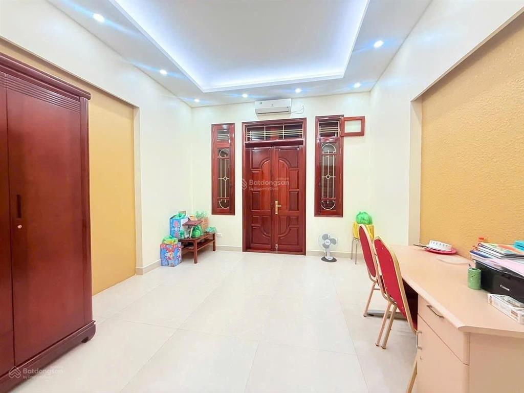 Giảm hơn 4 tỷ .30 tỷ còn 25.8 tỷ nhà 5 tầng phân lô ô tô tránh đỗ tại hoàng quốc việt diện tích 70m