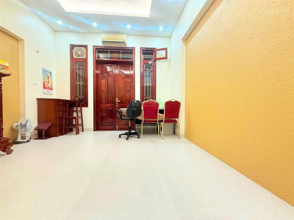 Giảm hơn 4 tỷ .30 tỷ còn 25.8 tỷ nhà 5 tầng phân lô ô tô tránh đỗ tại hoàng quốc việt diện tích 70m