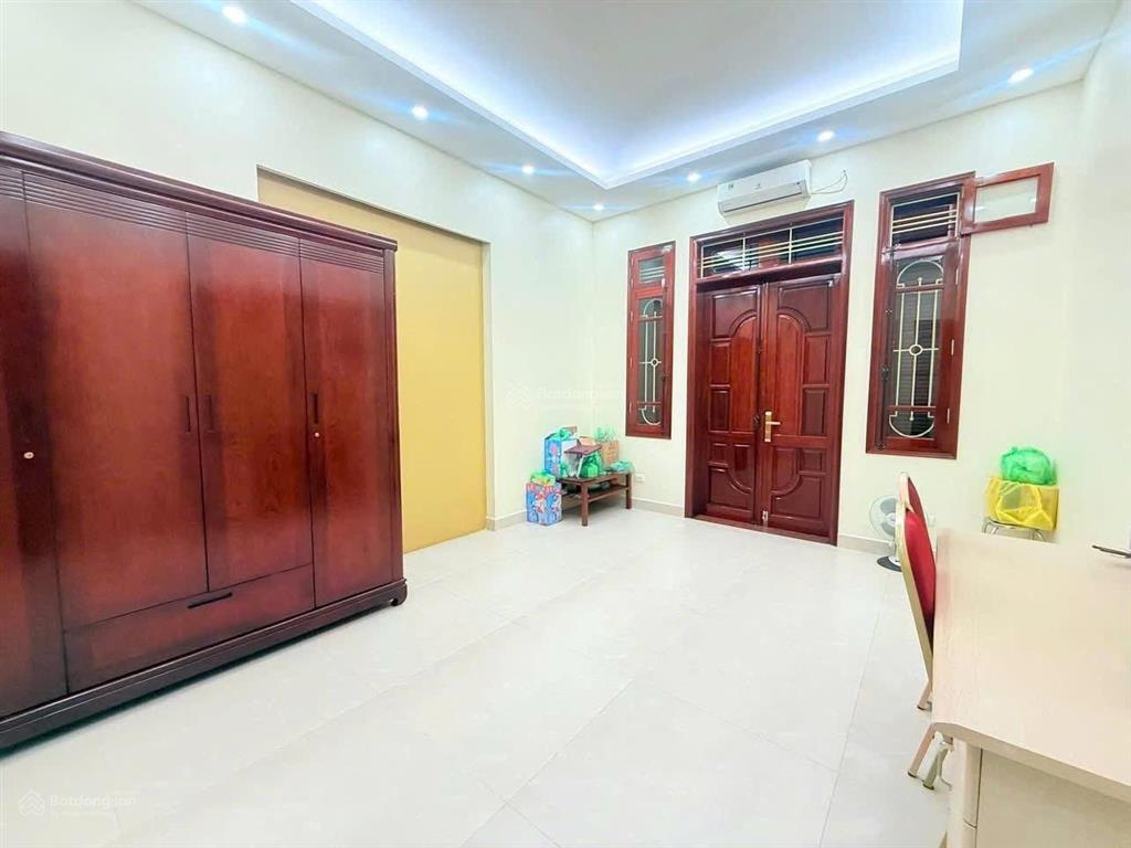Giảm hơn 4 tỷ .30 tỷ còn 25.8 tỷ nhà 5 tầng phân lô ô tô tránh đỗ tại hoàng quốc việt diện tích 70m