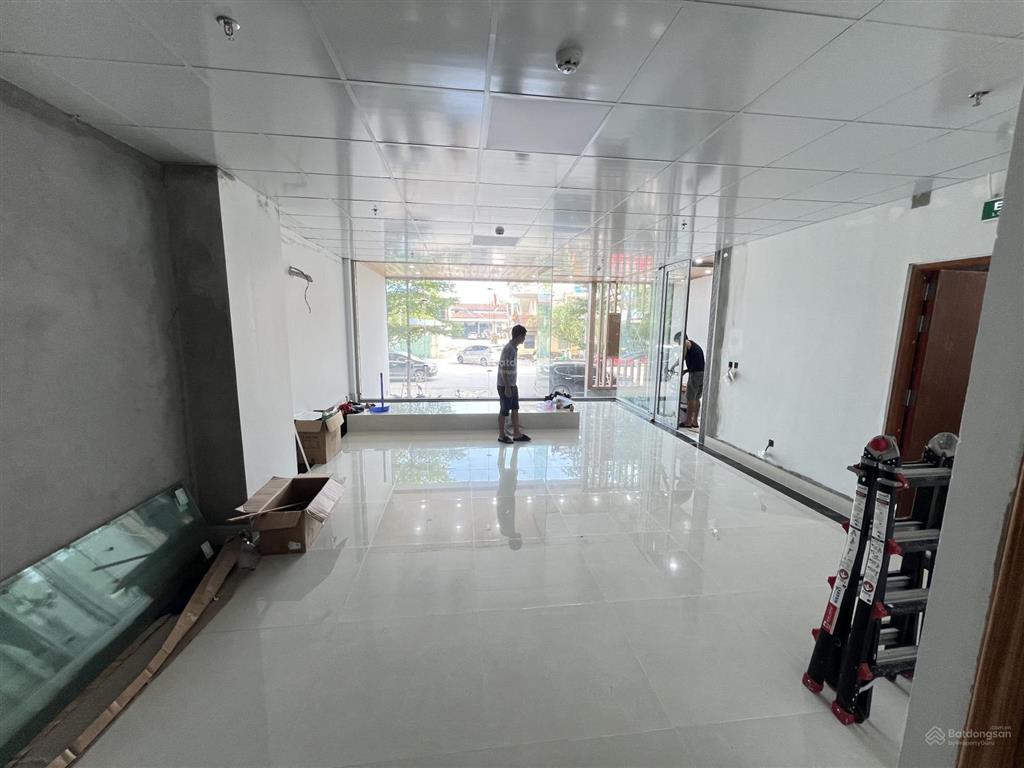 Cho thuê làm mbkd, văn phòng, showroom mặt phố cầu giấy 100m2, 4 tầng cả hầm mặt tiền 8m giá 100tr