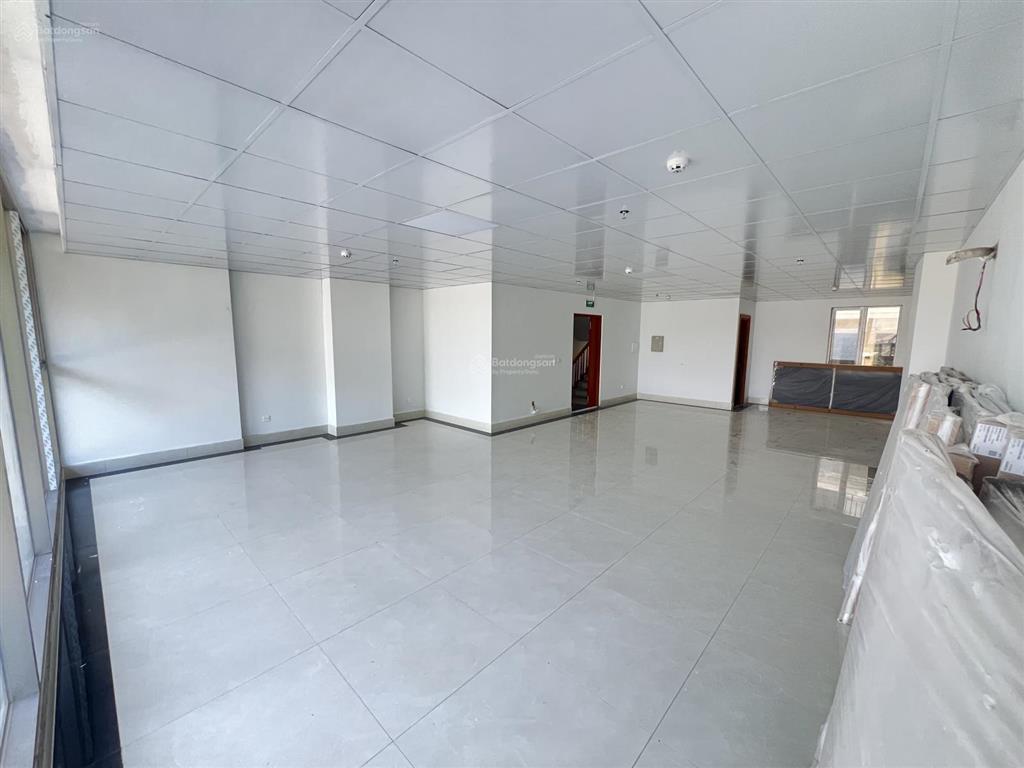 Cho thuê làm mbkd, văn phòng, showroom mặt phố cầu giấy 100m2, 4 tầng cả hầm mặt tiền 8m giá 100tr