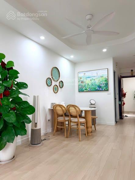 Bán gấp ch 2pn full nội thất tại green stars, 5,2 tỷ, 66,8m2 ban công đông nam.  e 0986 499 ***.