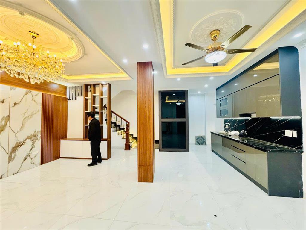 Nhỉnh 8 tỷ, nhà dân xây cầu diễn 48m2x5 tầng, rộng rãi, ô tô gần, tặng nội thất, gần