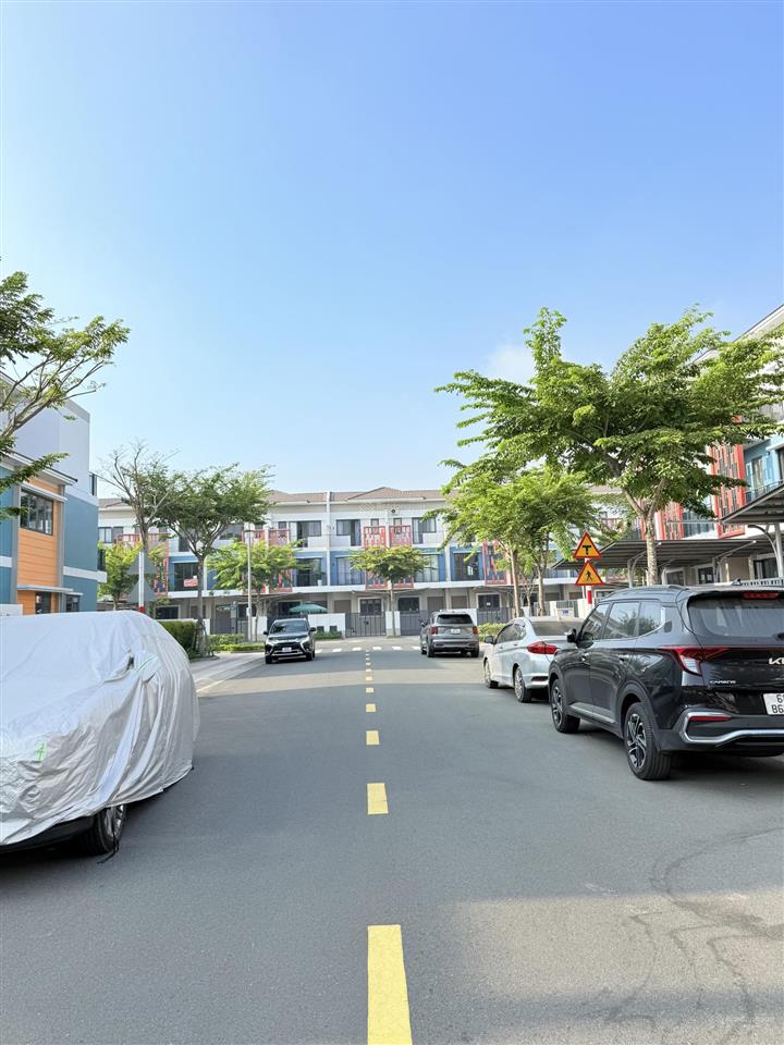 Bán gấp căn liên kế 3 tầng view công viên sẵn hợp đồng thuê nhà