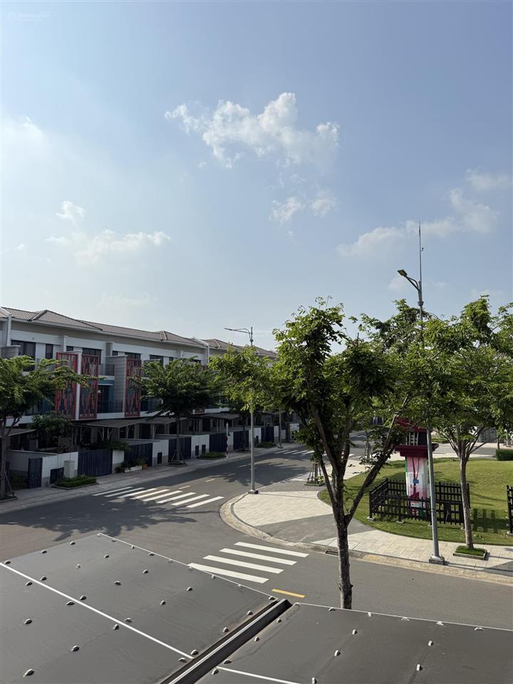 Chủ thu về nhà 3 tầng hướng tây view công viên giá tốt