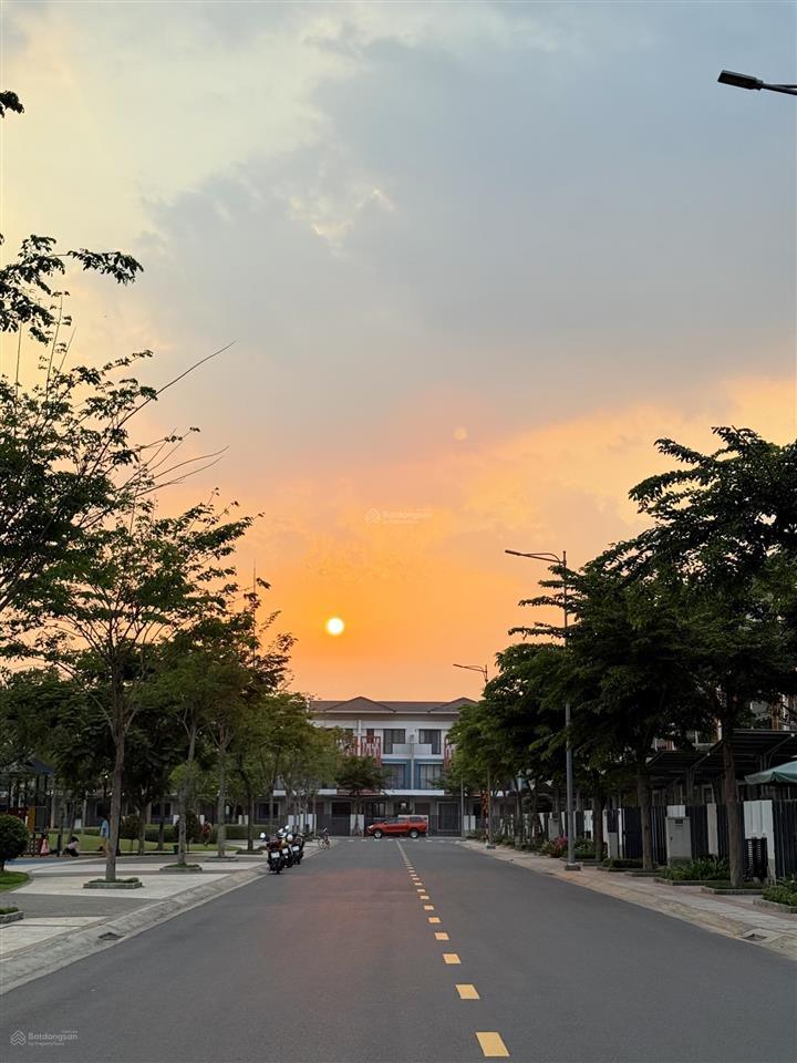 Chủ thu về nhà 3 tầng hướng tây view công viên giá tốt