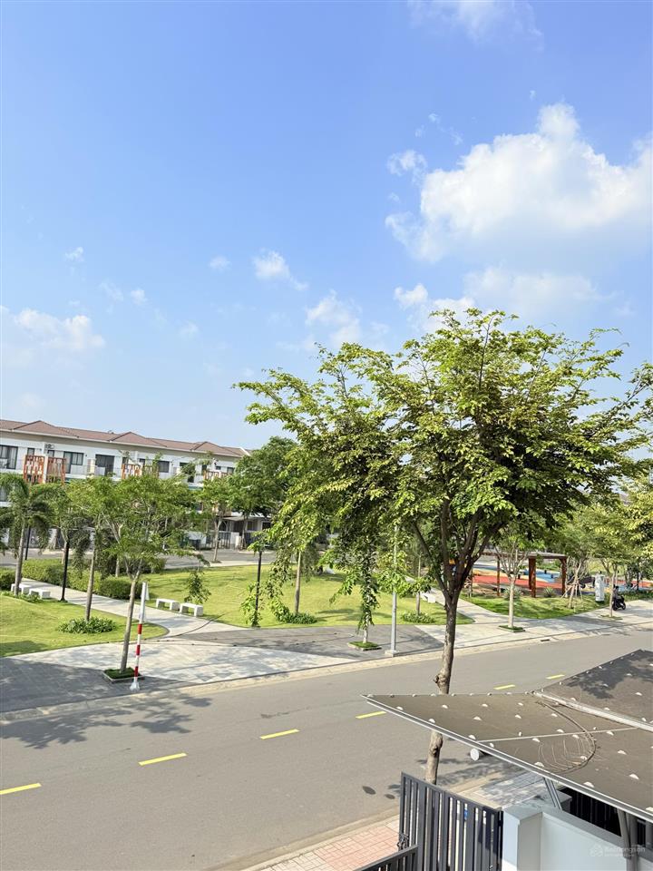Chủ thu về nhà 3 tầng hướng tây view công viên giá tốt