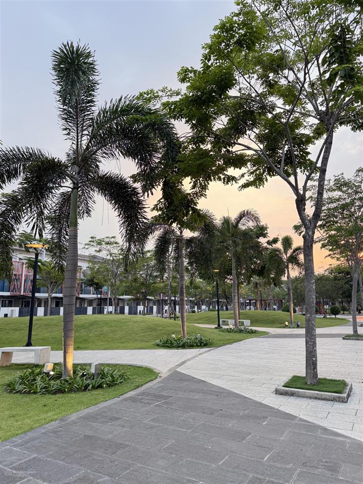 Chủ thu về nhà 3 tầng hướng tây view công viên giá tốt