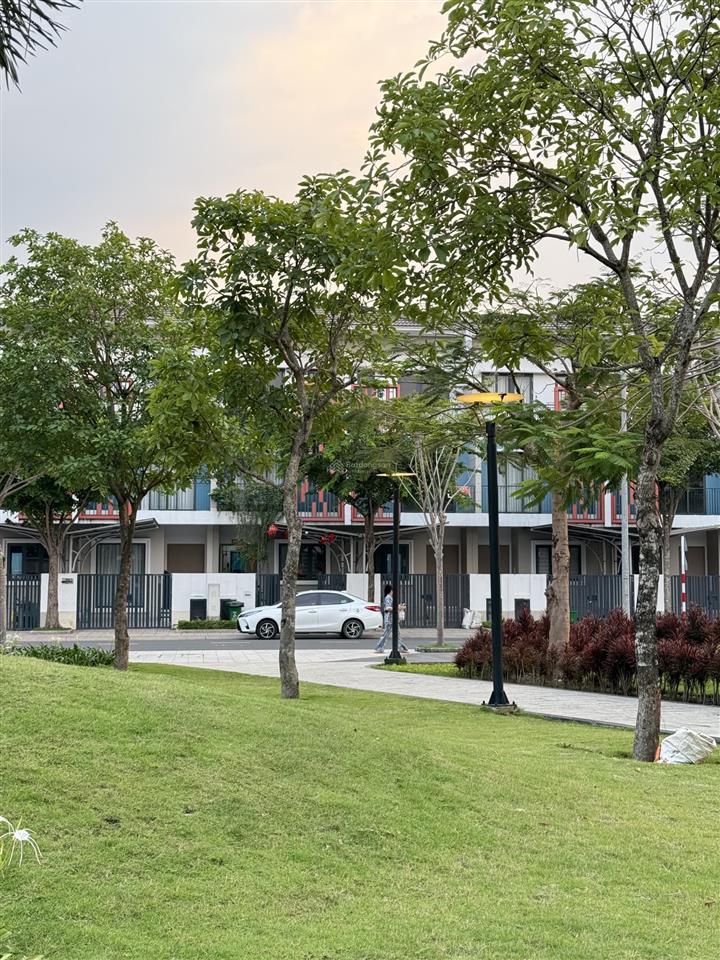 Chủ thu về nhà 3 tầng hướng tây view công viên giá tốt