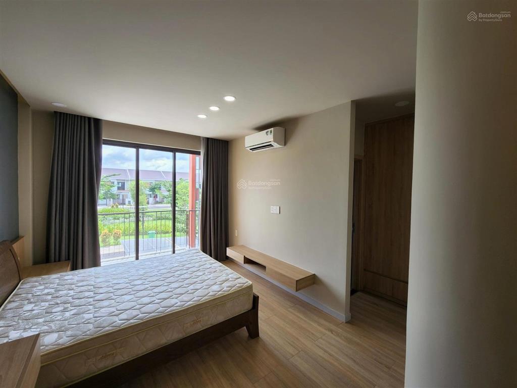 Liên kế 3 tầng view công viên nội thất đẹp có sẵn hợp đồng thuê nhà mới kí