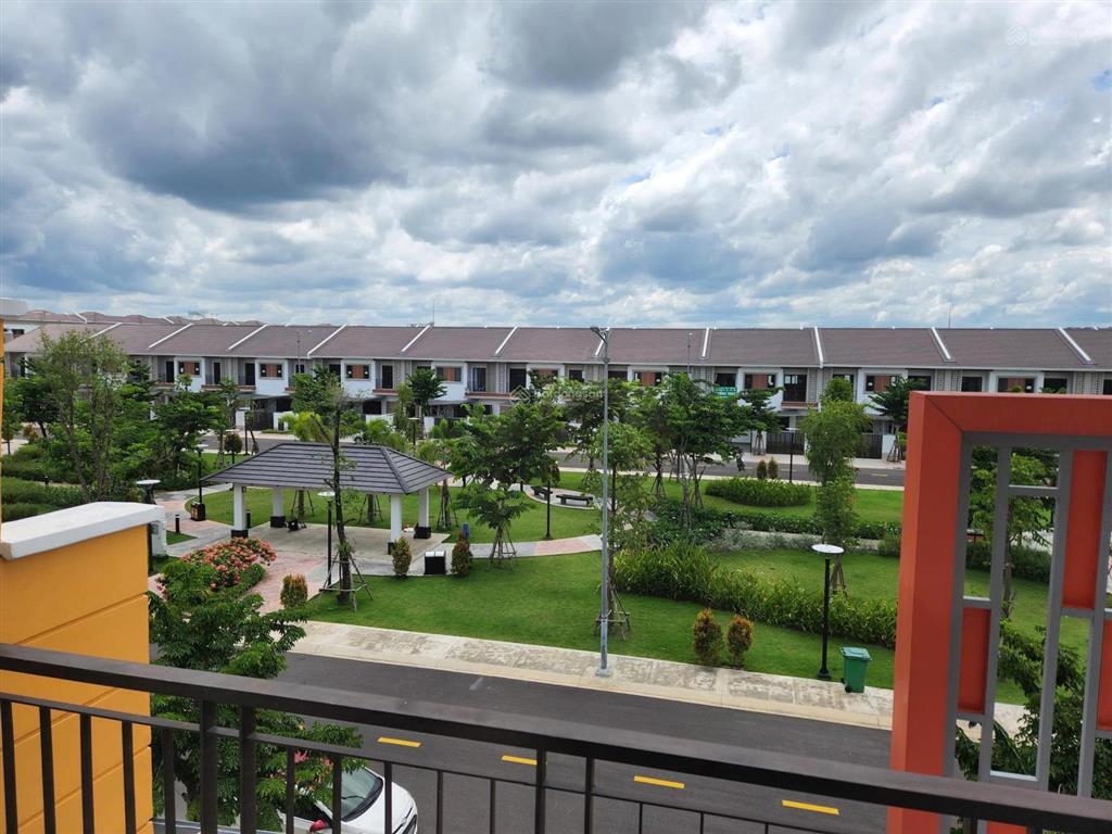 Liên kế 3 tầng view công viên nội thất đẹp có sẵn hợp đồng thuê nhà mới kí