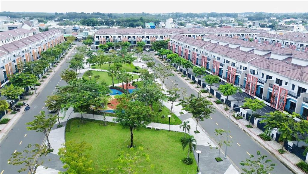 Nhà hướng đông view công viên sổ hồng sẵn