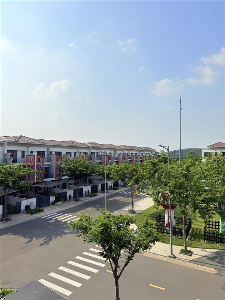 Nhà hướng đông view công viên sổ hồng sẵn