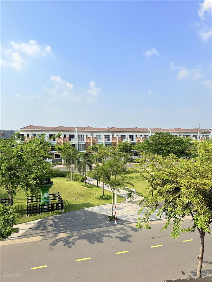 Nhà hướng đông view công viên sổ hồng sẵn