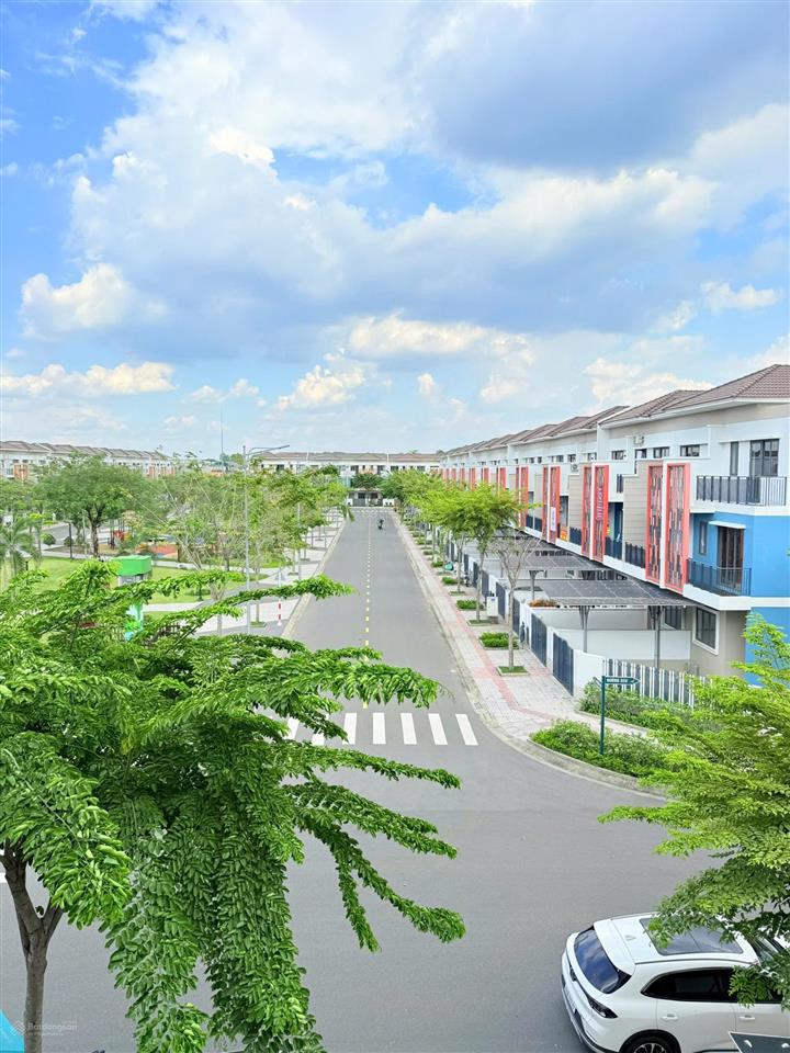 Liên kế 3 tầng hướng chính đông chủ để lại toàn bộ nội thất