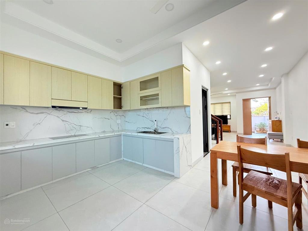 Liên kế 3 tầng hướng chính đông chủ để lại toàn bộ nội thất