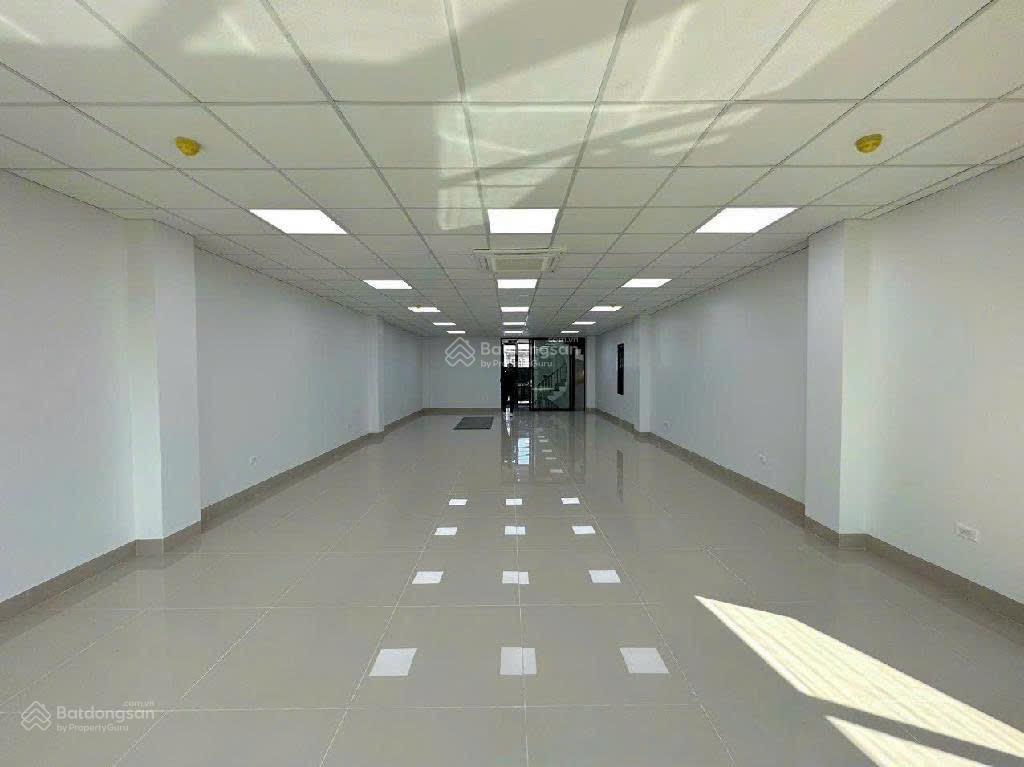 Cho thuê 4 tầng mặt phố nguyễn văn cừ 130m mt 6,6m hầm xe thông tầng.