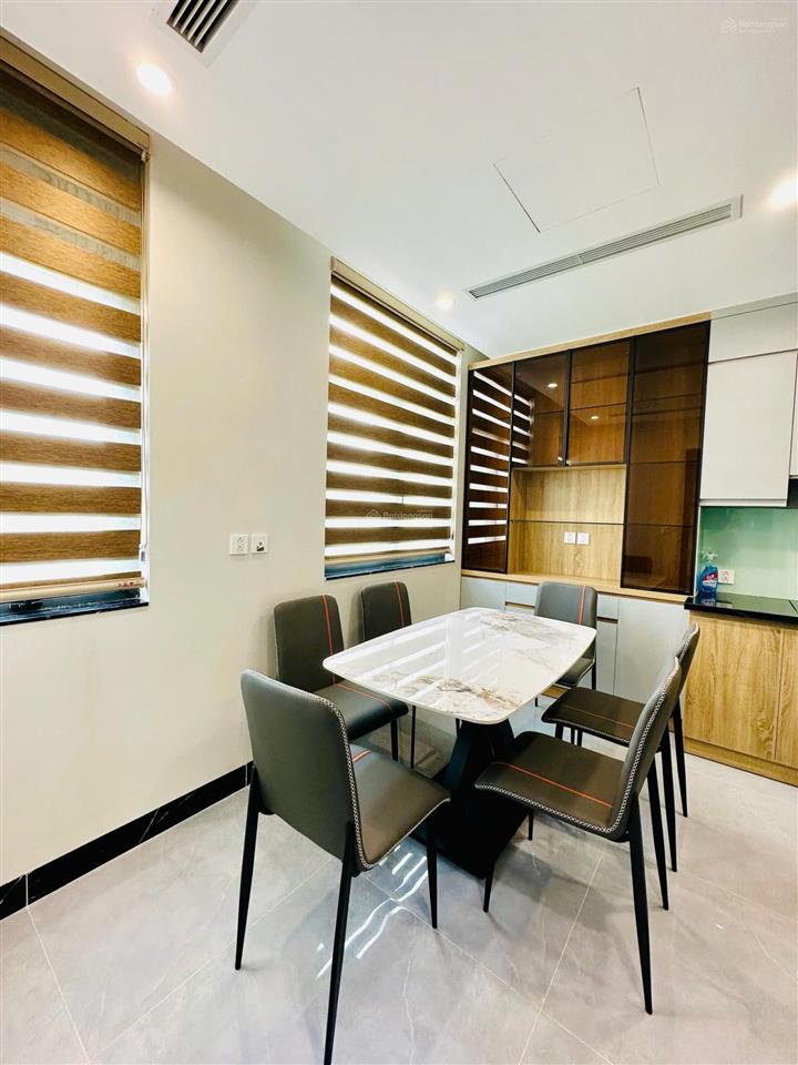 Giá 30 triệu/tháng. dt 150m2, 5t, có 2mt, full đồ, có thang máy gần khu chung cư