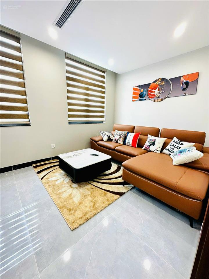Giá 30 triệu/tháng. dt 150m2, 5t, có 2mt, full đồ, có thang máy gần khu chung cư