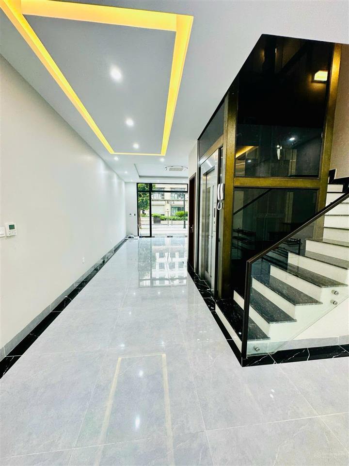 Giá 30 triệu/tháng. dt 150m2, 5t, có 2mt, full đồ, có thang máy gần khu chung cư