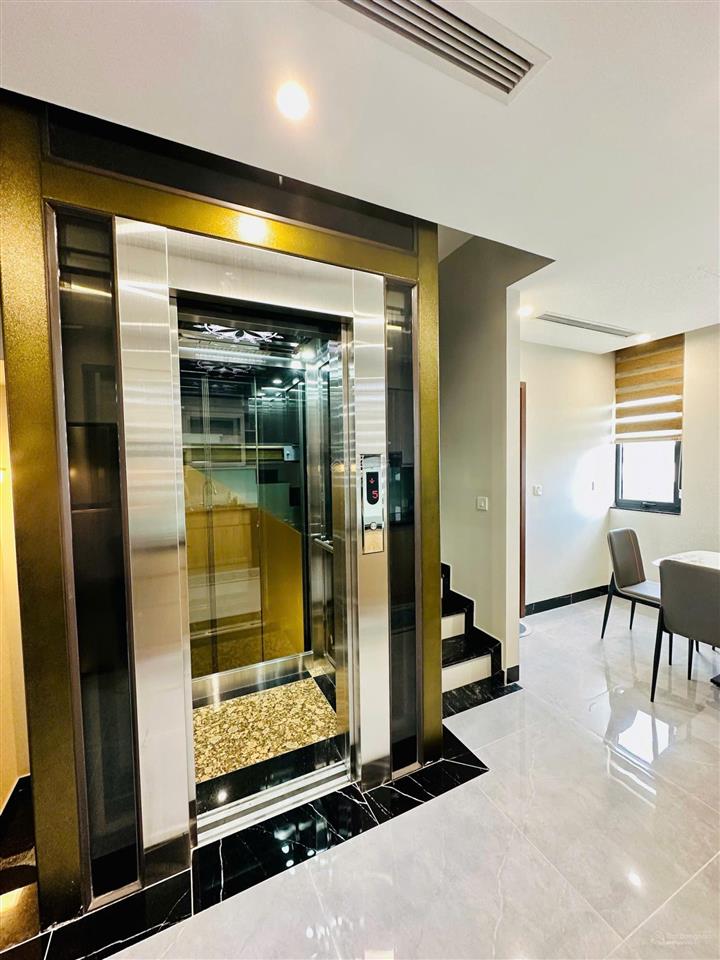 Giá 30 triệu/tháng. dt 150m2, 5t, có 2mt, full đồ, có thang máy gần khu chung cư