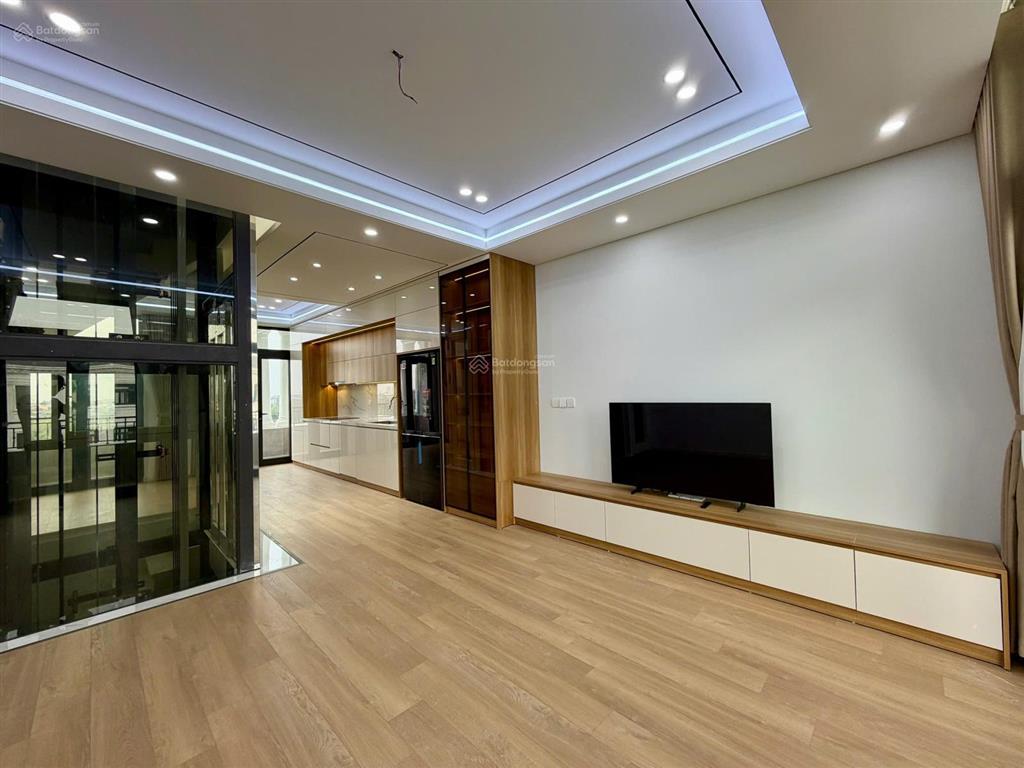 Giá 30 triệu/tháng. dt 150m2, 5t, có 2mt, full đồ, có thang máy gần khu chung cư