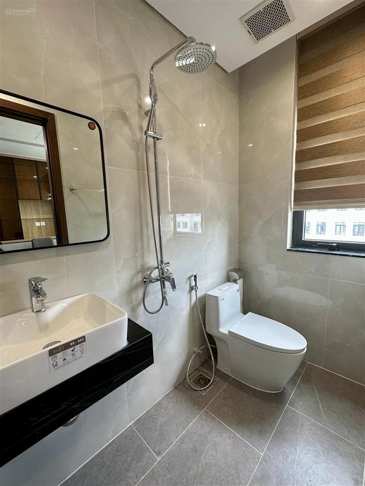 Giá 30 triệu/tháng. dt 150m2, 5t, có 2mt, full đồ, có thang máy gần khu chung cư