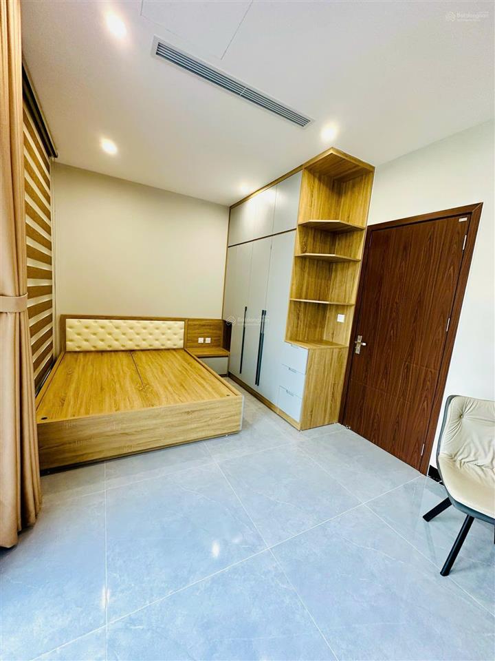 Giá 30 triệu/tháng. dt 150m2, 5t, có 2mt, full đồ, có thang máy gần khu chung cư