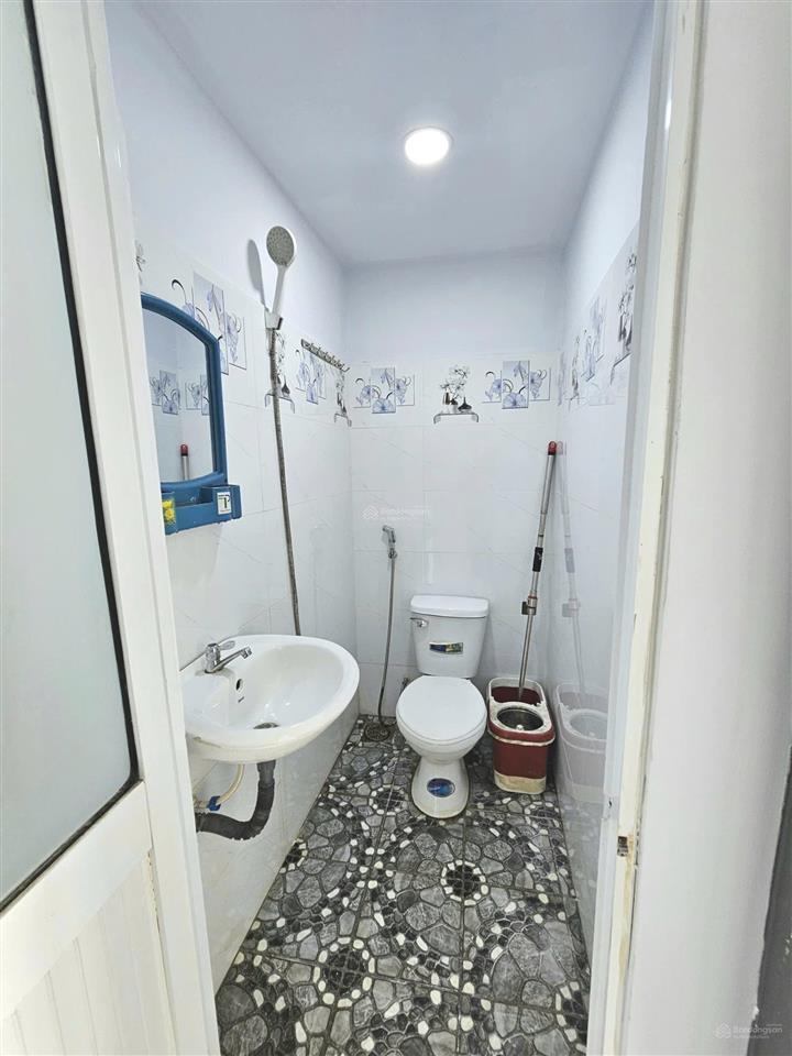 Chủ ngợp! bán gấp nhà 1 trệt 1 lầu ngay chân cầu lớn hóc môn , diên tích 4x7, giá 580tr, shr