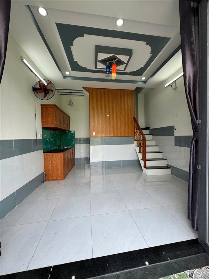 Chính chủ cần bán gấp nhà ngay khu dân cư, gần chợ, dt 48m2, giá 615tr, ngay trung tâm, shr