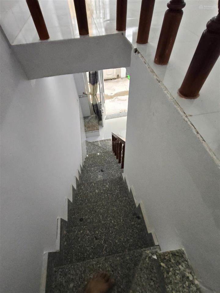Chính chủ cần bán gấp nhà ngay khu dân cư, gần chợ, dt 48m2, giá 615tr, ngay trung tâm, shr
