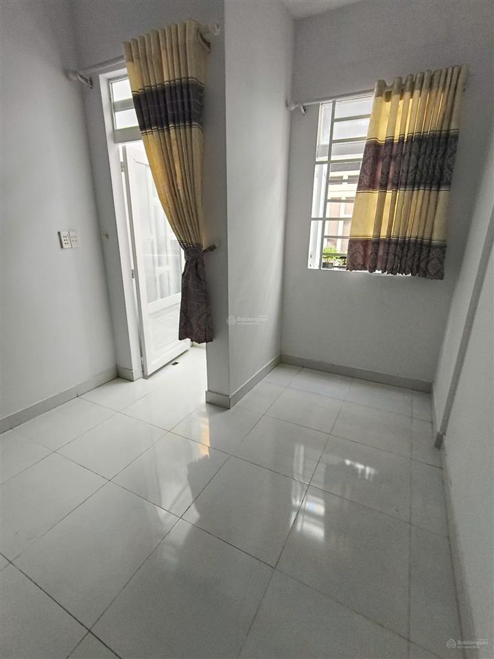 Chính chủ cần bán gấp nhà ngay khu dân cư, gần chợ, dt 48m2, giá 615tr, ngay trung tâm, shr