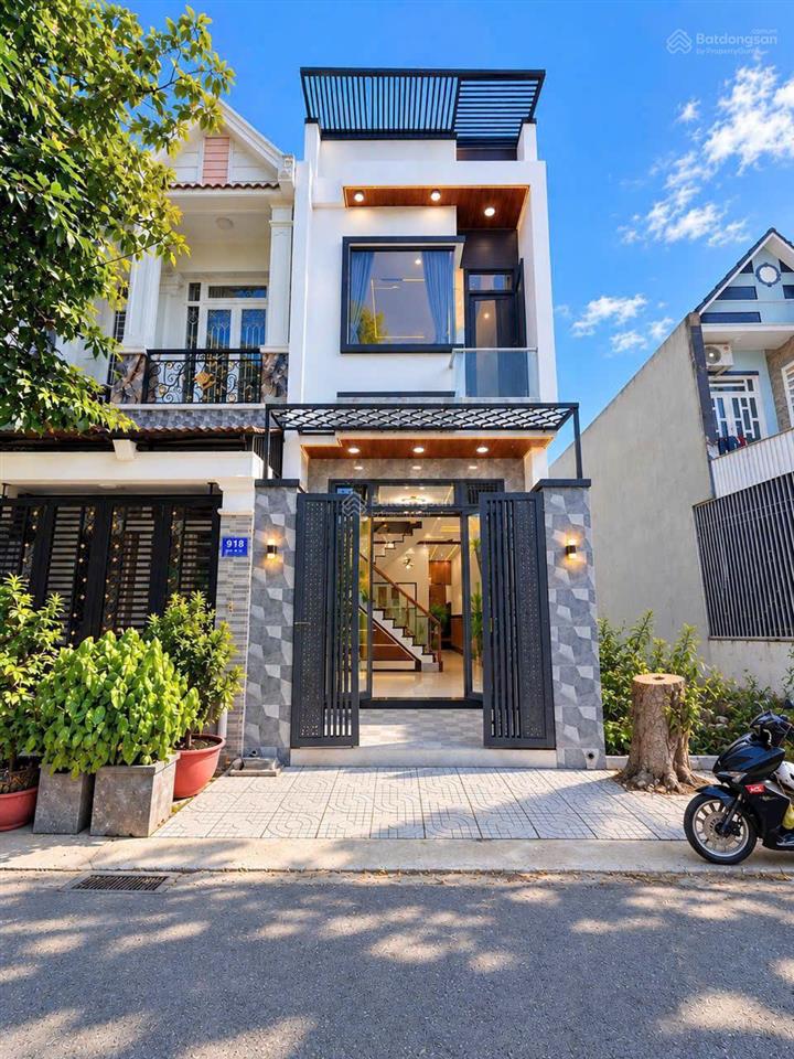 Chủ cần tiền bán lỗ chỉ 2ty3, có ngay căn nhà 128m2, sổ riêng, ngay trung tâm mỹ hạnh bắc, long an