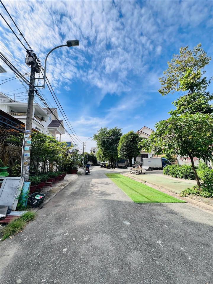 Bán đất tặng nhà 2 tầng  khu nhà ở víp khang trang  hxh né nhau gần hoàng diệu 2 