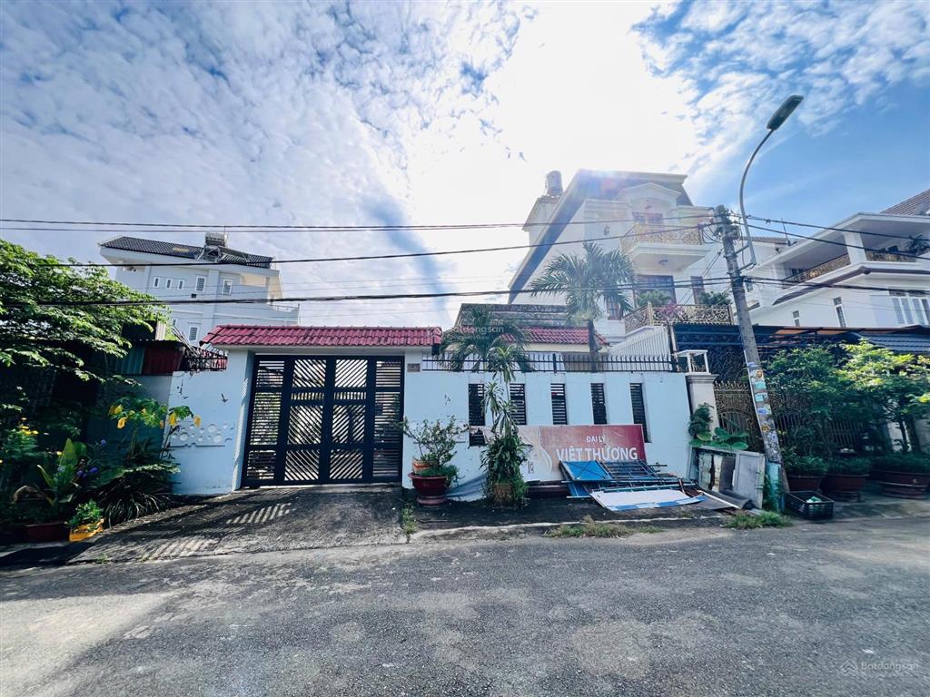 Bán đất tặng nhà 2 tầng  khu nhà ở víp khang trang  hxh né nhau gần hoàng diệu 2 