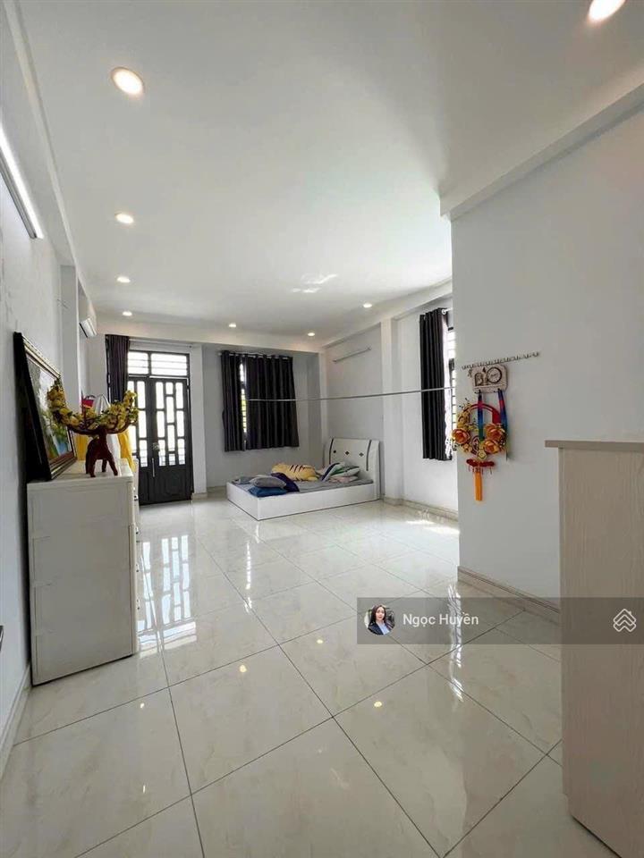 Bán gấp nhà 3 tầng  sân đậu ô tô  dt 100m2  giá 7,2 tỷ  gần vành đai 2  phạm văn đồng